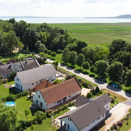 Semesterbostad Rusztikus Nyaralohaz *